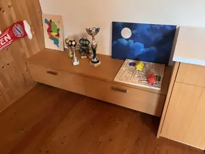 Schreibtisch vom Schriner und Sideboard vom Schreiner