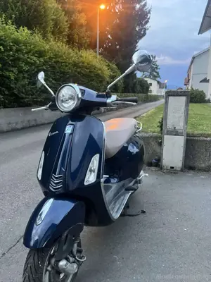 Dunkelblaue Vespa 