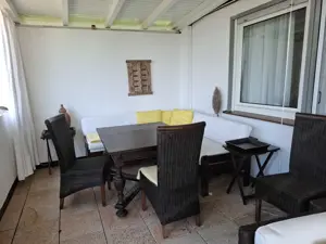 Terassenmöbel Eckbank und Tisch Vollholz .  4 Ratansessel 