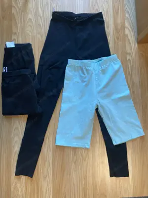 3 schwarze Leggins und 1 türkise Radlerhose
