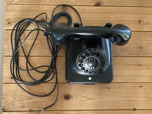 altes Telefon mit Wählscheibe Bild 2