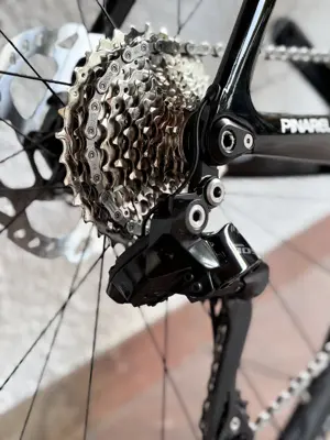 Neues ungefähreres Pinarello Nytro E5 Road 105 Di2 12v Racing 800 Wheels D300 Brilliant Black Bild 3