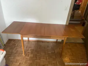 Ausziehbarer Tisch mit 6 Stühlen