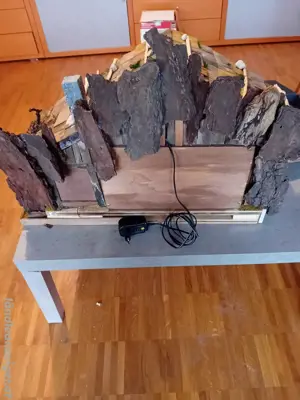 Krippe Handarbeit beleuchtet 63x42x48 mit Figuren  Bild 2