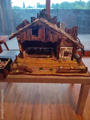 Krippe Handarbeit beleuchtet 63x42x48 mit Figuren 