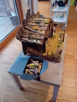 Krippe Handarbeit beleuchtet 63x42x48 mit Figuren  Bild 4