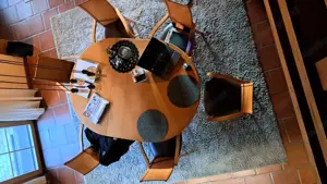 Esszimmertisch und Stühle