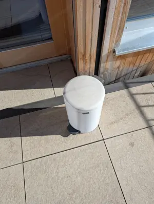 Tretmüllkübel weiss zu verschenken  Bild 2