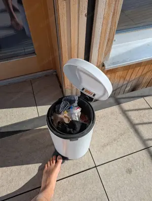 Tretmüllkübel weiss zu verschenken 