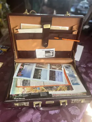 Koffer mit Reiseführer Sachen! Bild 2