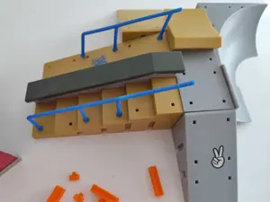 Skate Rampe mit Skateboard  Bild 4