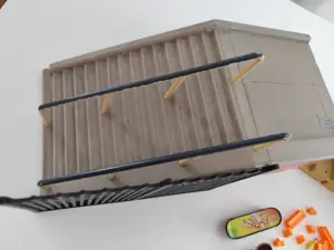 Skate Rampe mit Skateboard  Bild 3