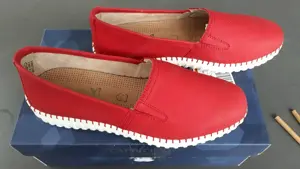 Komplett neue Damen-Leder-Slipper (Nubukleder), rot, Marke Caprice, Größe 38