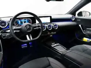 Mercedes-Benz A 250 e Kompaktlimousine Night KAM SpurW PDC Bild 6