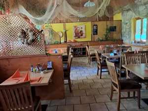 Schönes Restaurant mit großer Terrasse direkt am Waldrand Bild 2