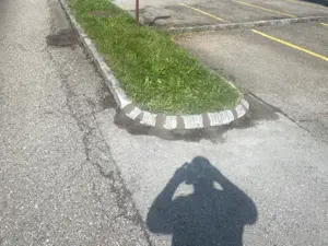 Pflasterer mit langer Berufserfahrung übernimmt  Abschrägungen Granitrandsteine bei Ein und Ausfarte Bild 3