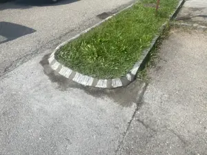 Pflasterer mit langer Berufserfahrung übernimmt  Abschrägungen Granitrandsteine bei Ein und Ausfarte Bild 4