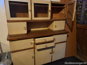 alter Küchenschrank Bild 2