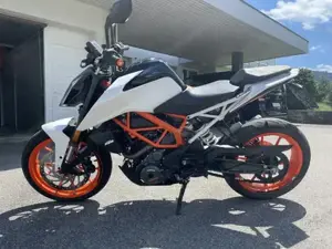 KTM 390 Duke (A2), Weiß, 06 2018 Bild 3