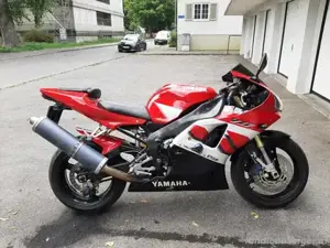 Yamaha R1 YZF 