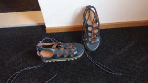 Coole Sandalen, Gr. 38, blau mit Schnürung Bild 3