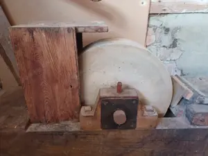 Schleifstein aus alter Werkstatt Bild 4