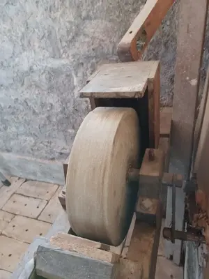 Schleifstein aus alter Werkstatt Bild 3