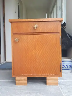 Zwei Nachtkästchen Bild 3