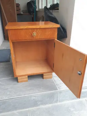 Zwei Nachtkästchen Bild 2