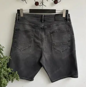 Kurze, graue Hose von Zara Man Bild 2