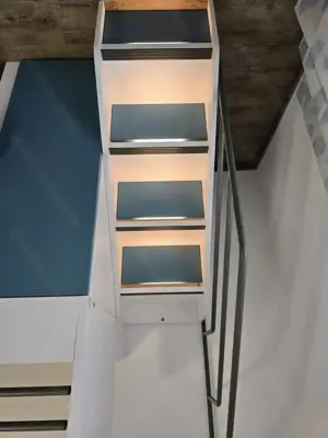 Kinder Etagenbett inkl. Lattenrost mit Schreibtisch u. beleuchteter Treppe Bild 2