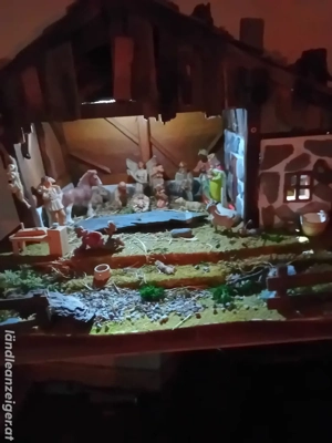 Krippe Handarbeit beleuchtet 63x42x48 mit Figuren  Bild 5