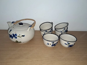 Teekanne und Teetassen