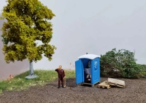 H0 Dixiklo   Baustellenklo mit beweglicher oder bewegter Türe Bild 2