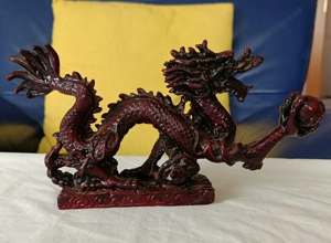 (reserviert) Chinesischer Drache, mit Weisheitskugel, Dunkel-Rot Bild 2
