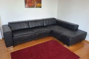 Schwarze Ledercouch zu verschenken!