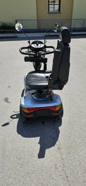 Opa Oma E-Mobil Bild 3