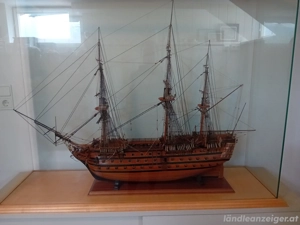 Modell HMS Victory inkl. Vitrine