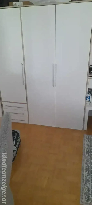 Dreitüriger Kleiderschrank Bild 2