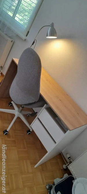 Schreibtisch mit derhstul Bild 2