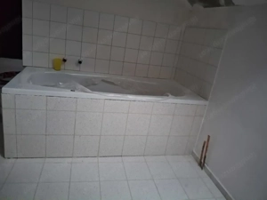 Neuwertige, dezente Terrazzofliesen - Naturstein