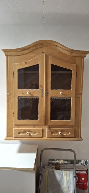 Alter Hängeschrank abgebeizt