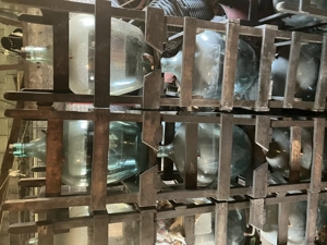 Glasballon im Holzgestell