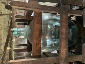 Glasballon im Holzgestell Bild 2