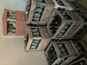 Glasflaschen in alter Holzkiste Bild 2