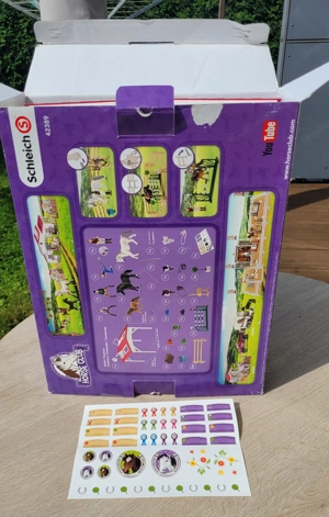 Schleich, Reitschule mit Reiterinnen und Pferden Bild 3