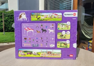 Schleich, Reitschule mit Reiterinnen und Pferden Bild 2