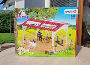 Schleich, Reitschule mit Reiterinnen und Pferden