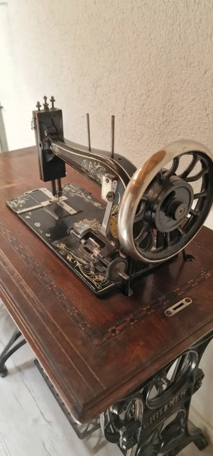 Antiquitäten Nähmaschine und Puppenwagen