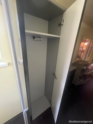 Hochwertige Garderobe Bild 2